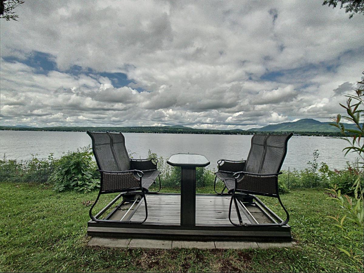 Location Tourisme Estrie - Oberge Du Village Magog Esterno foto