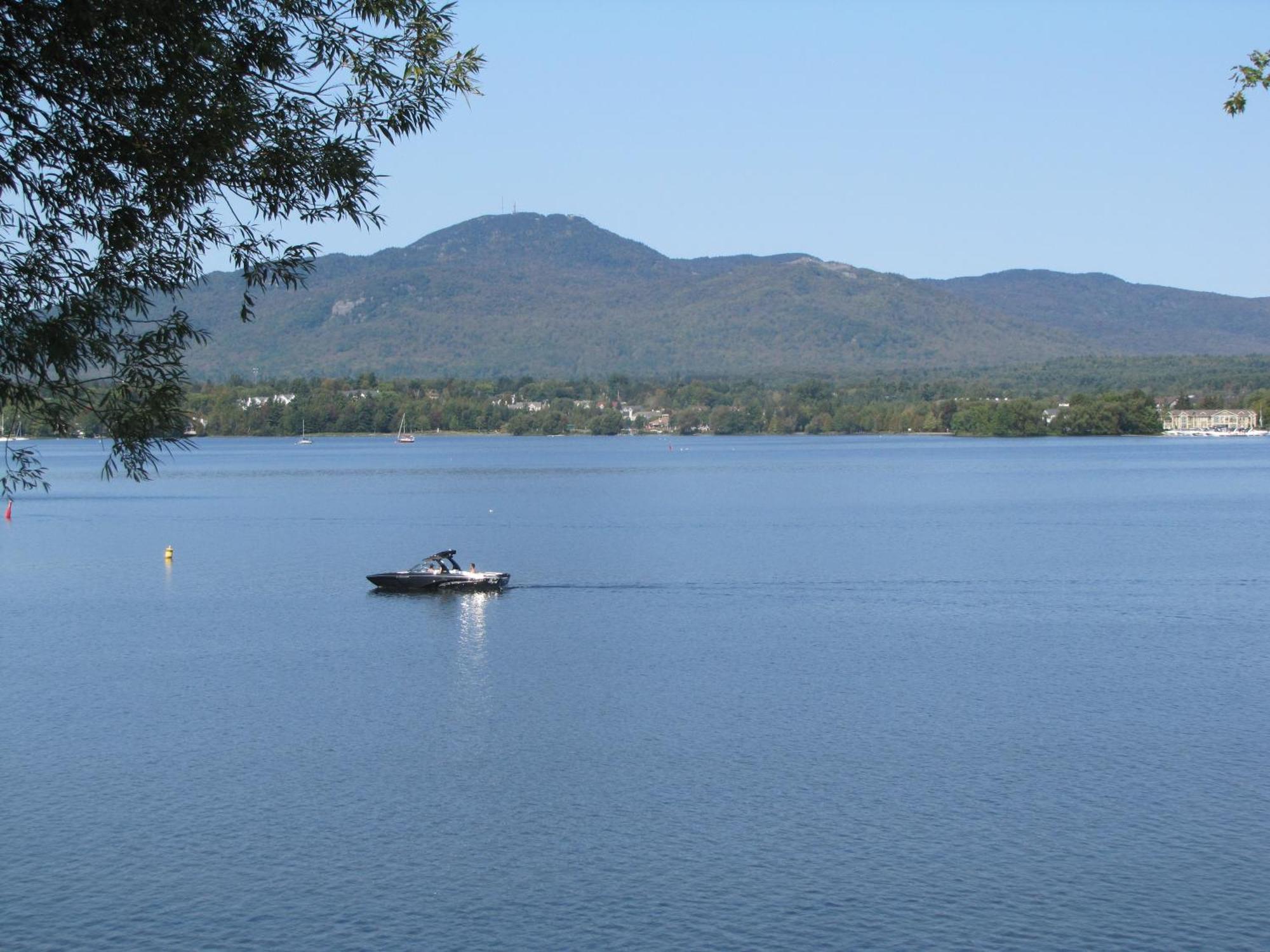 Location Tourisme Estrie - Oberge Du Village Magog Esterno foto