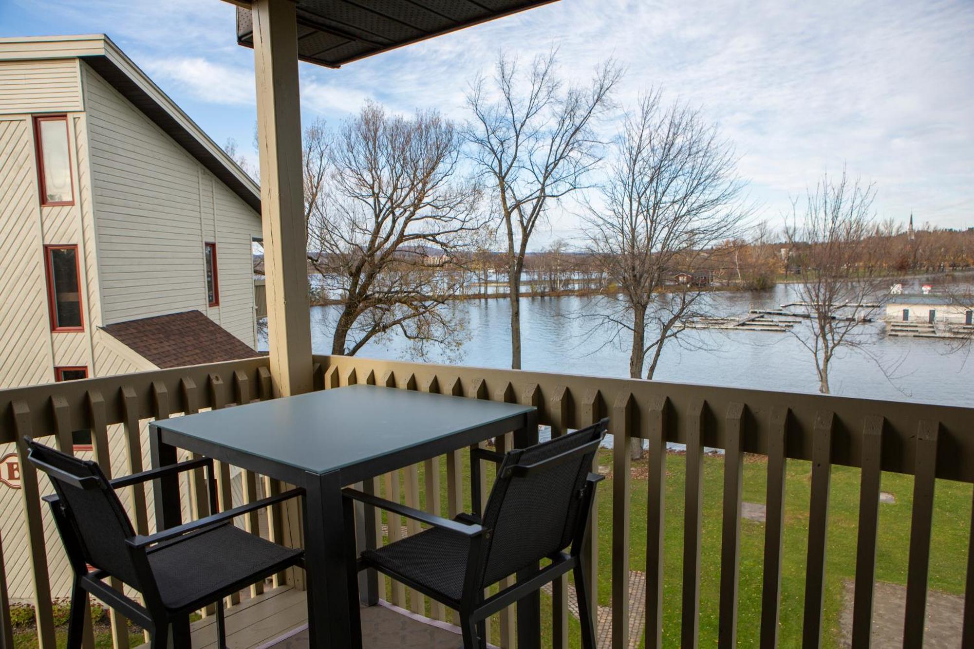 Location Tourisme Estrie - Oberge Du Village Magog Esterno foto