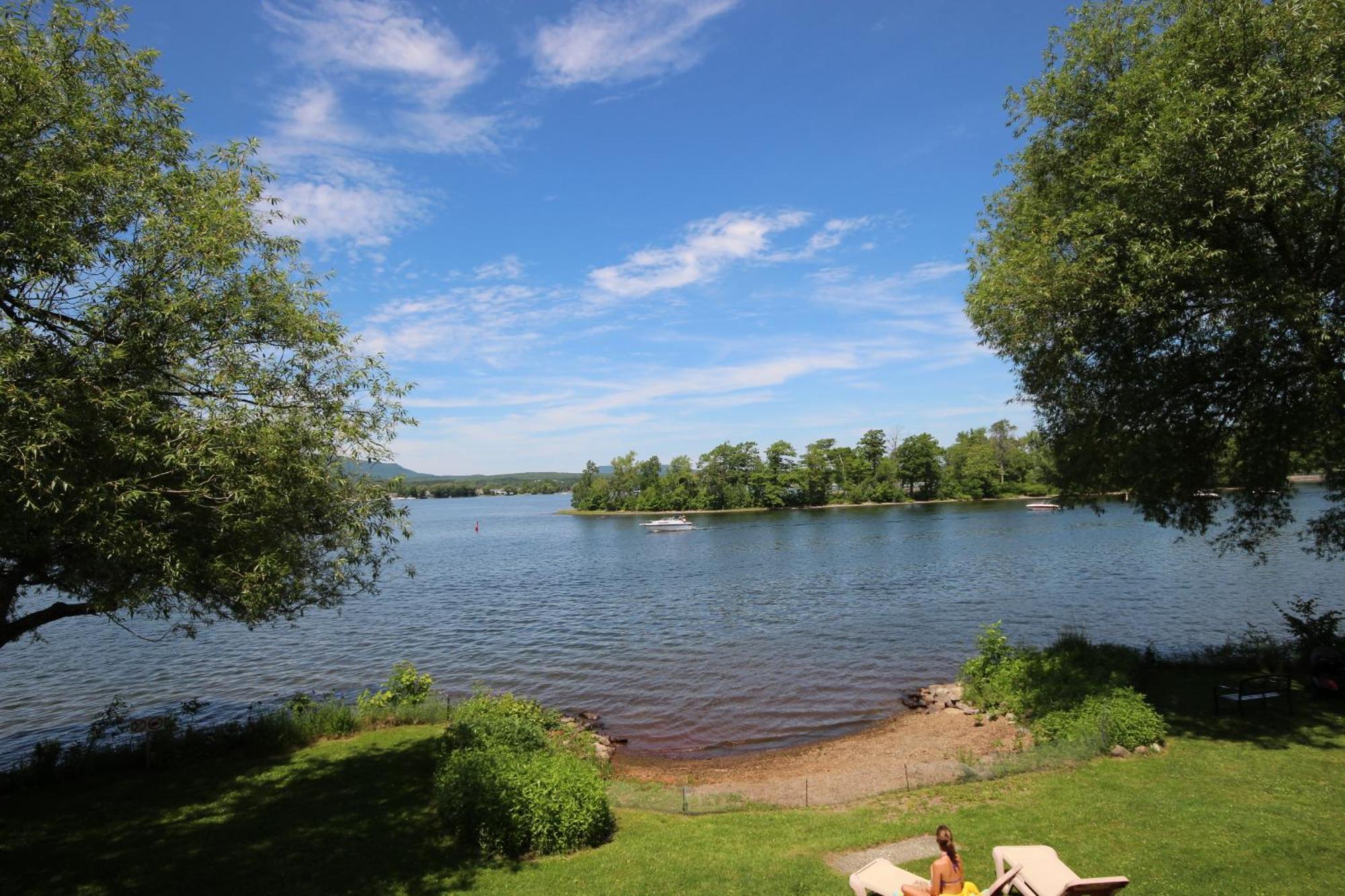 Location Tourisme Estrie - Oberge Du Village Magog Esterno foto