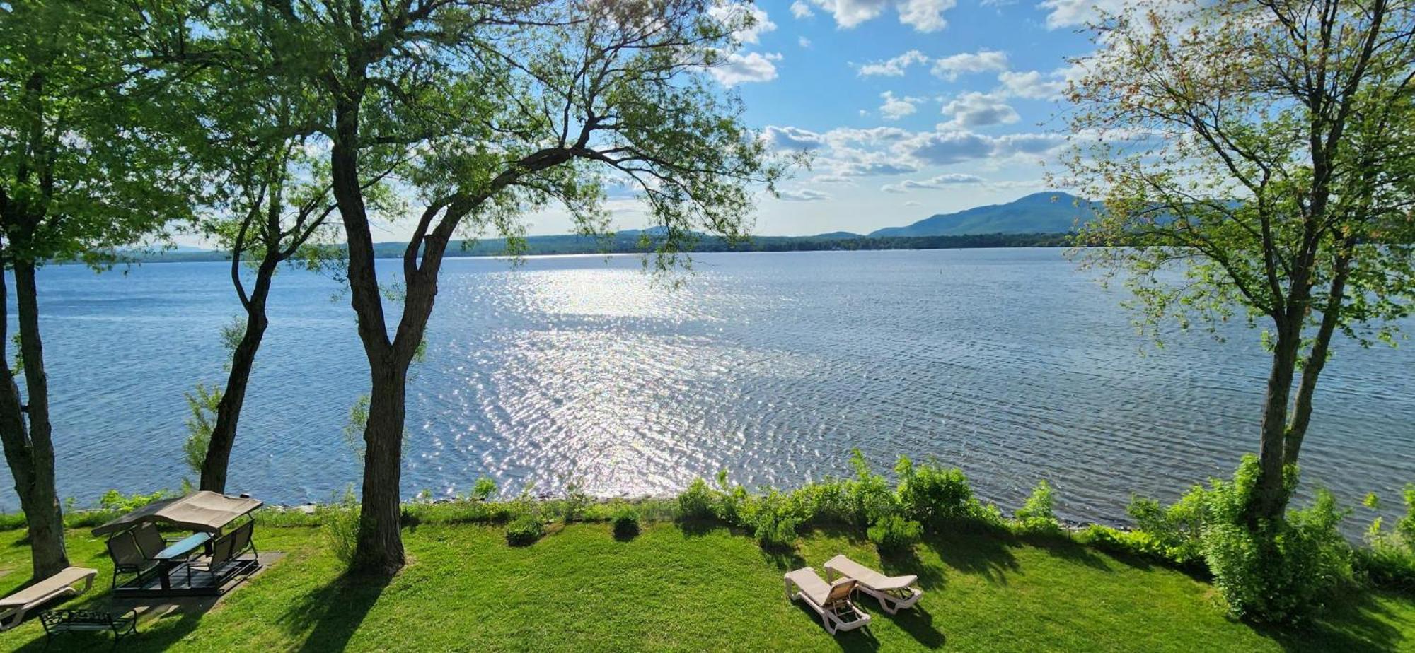 Location Tourisme Estrie - Oberge Du Village Magog Esterno foto