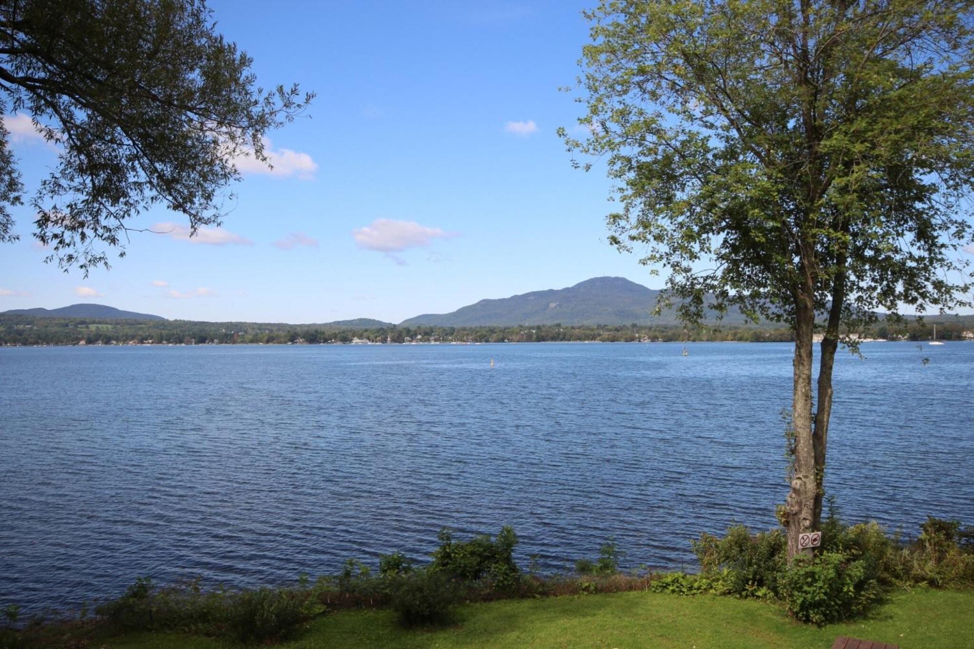 Location Tourisme Estrie - Oberge Du Village Magog Esterno foto