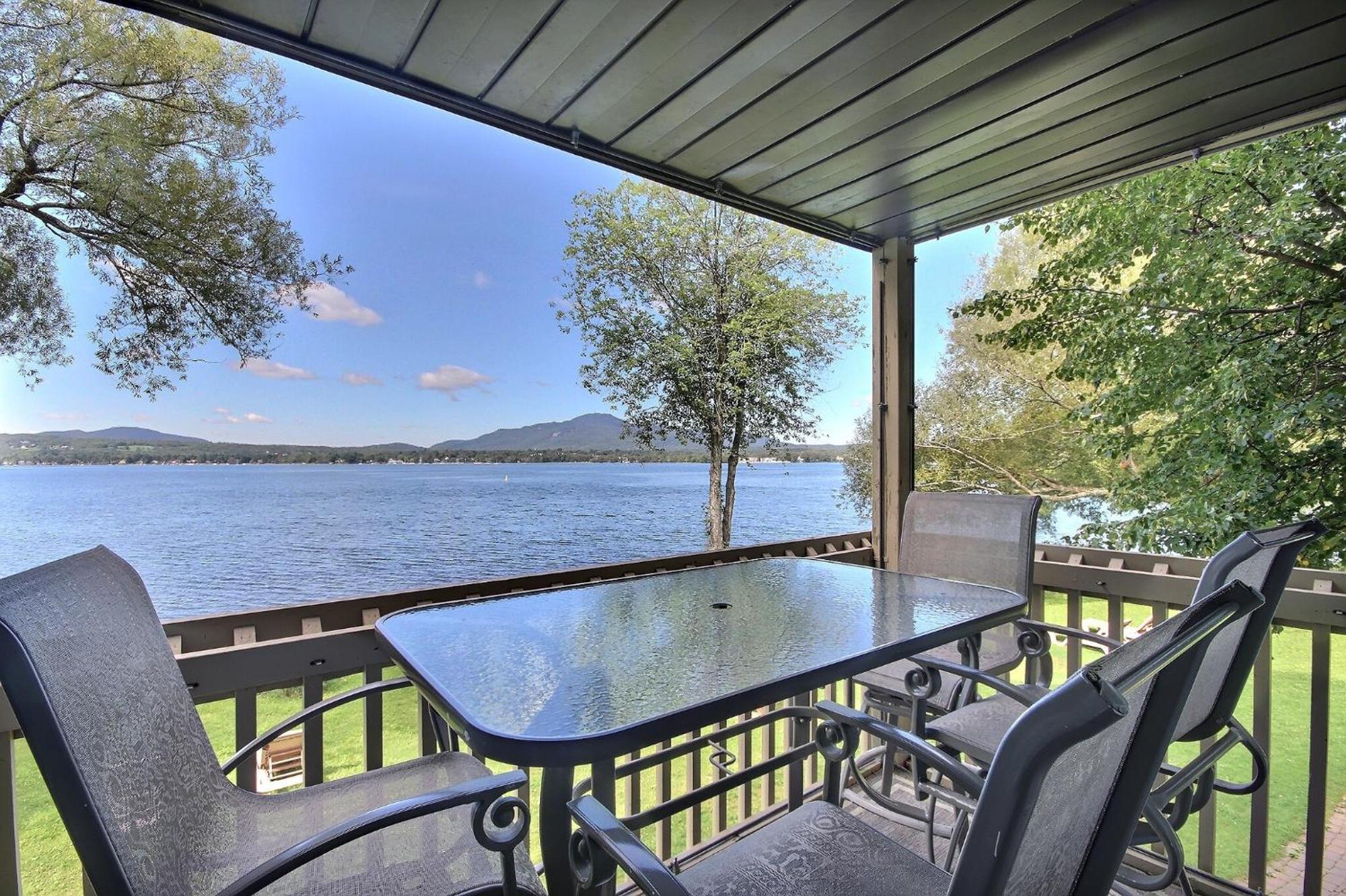 Location Tourisme Estrie - Oberge Du Village Magog Esterno foto